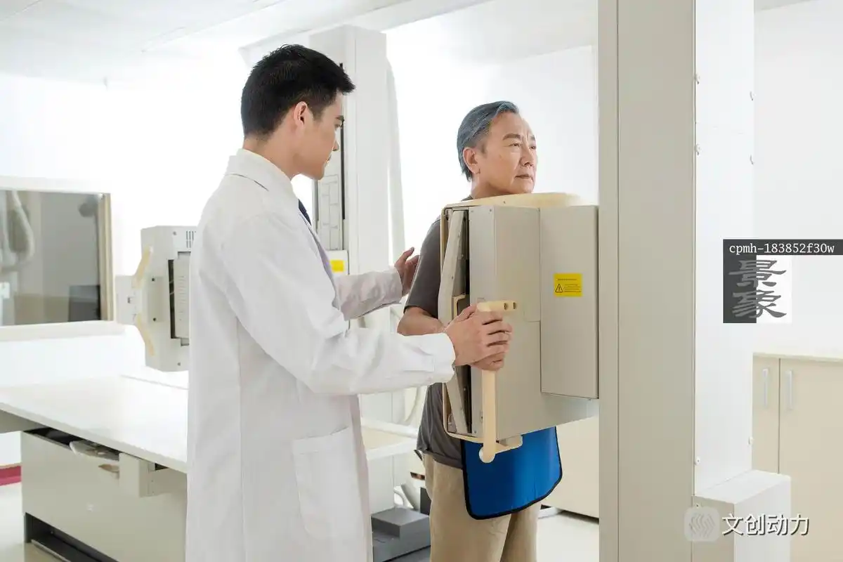 医生给患者做x光检查