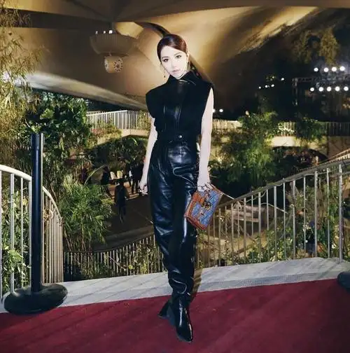 邓紫棋穿紧身皮衣搭紧身裤,这身材简直了,网友:28成了18岁!_网易订阅