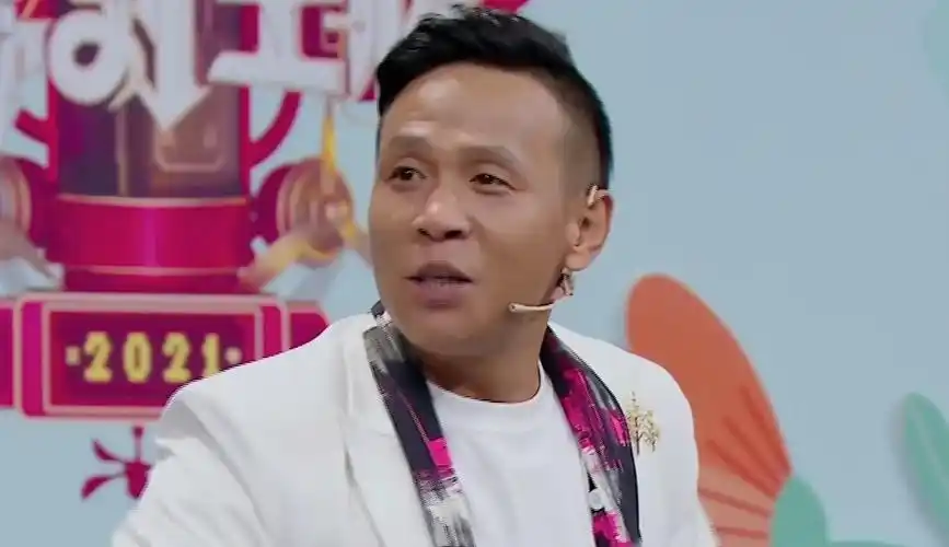 《王牌对王牌6》宋小宝地板动作太好笑 李宇春秀闭眼绝技