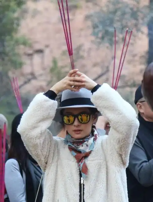 其中提及孙俪,并涉及到张译在孙俪面前抽烟的事情