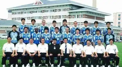大连足球史上今天:2003年3位大连银进球,实德2比1客胜山东鲁能_王圣