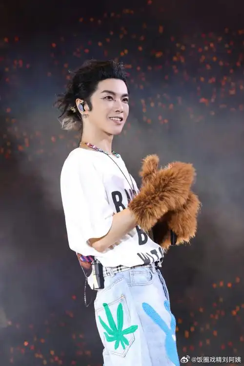 华晨宇演唱会限定九连拍