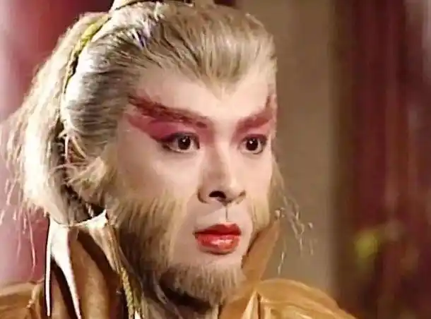 原创还记得21年前的通臂猿猴吗如今跟周芷若合影帅到认不出