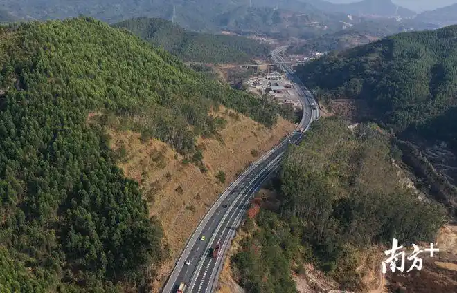 春运首日 丨 汕梅高速"一快二防三护"保畅司乘平安出行