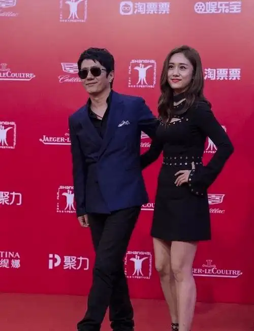 刘芸跟老公走机场身材走形俨然老妇人大15岁郑钧帅气似小伙