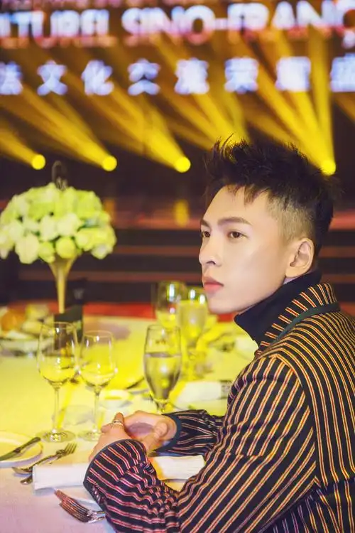 蒋雪鸣春日look曝光 男友力max爆棚