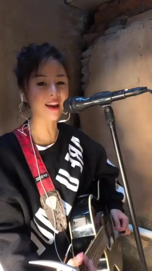 流浪歌手花姐自拍献唱,这个嗓音真是非常好听