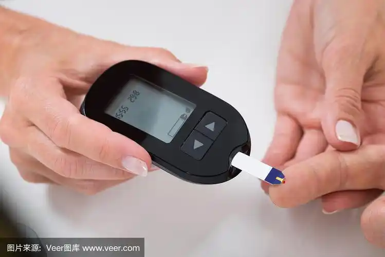 医生测量病人的血糖读数