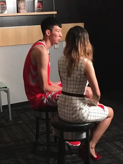 周琦持球出场 舞台效果酷炫 周琦身材瘦长 周琦亮相 周琦拍摄定妆照