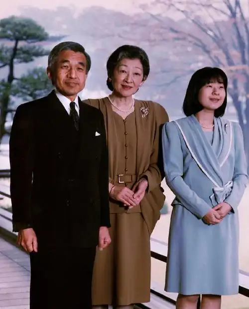 日本皇太子德仁和太子妃雅子世界婚礼旧照,两人尊古礼穿和服祭祖