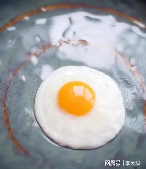 煮荷包蛋时水开下锅是不对的记住1个技巧鸡蛋圆嫩口感好