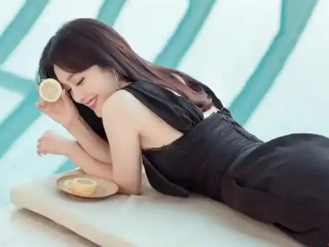 秦岚趴在地上拍大片8分钟阅读量超过50万拍照动作引起热议