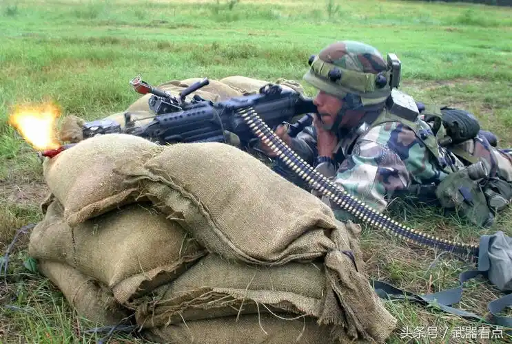 手持重机枪在伊拉克战场的美国陆军高清相片