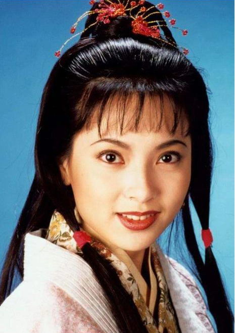 她曾是最美郭芙,现在成了逍遥贵妇,脸残成这样了!