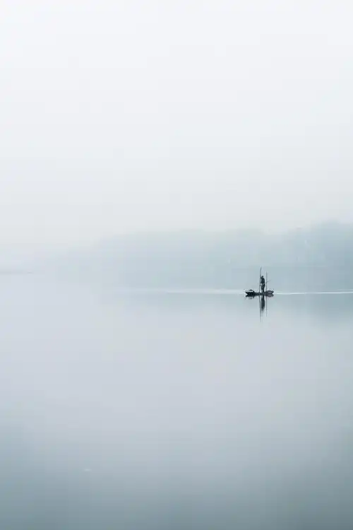 寒江孤影舟行碧波