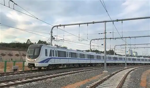 南宁地铁5号线列车是"邕水蓝"风格.南国早报见习记者 兰敏摄