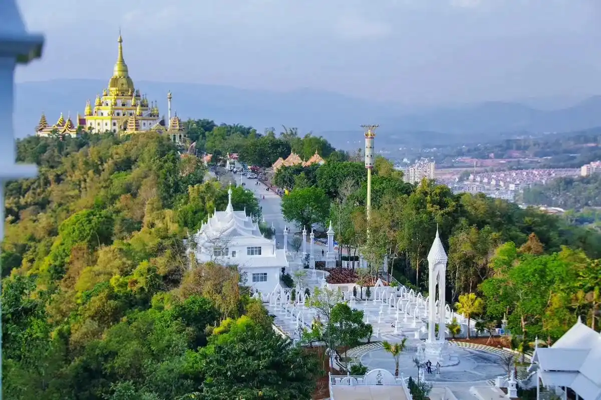 云南61芒市勐焕大银塔.