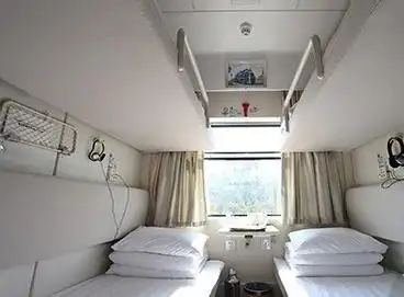 新绿皮火车的软卧设施很好.