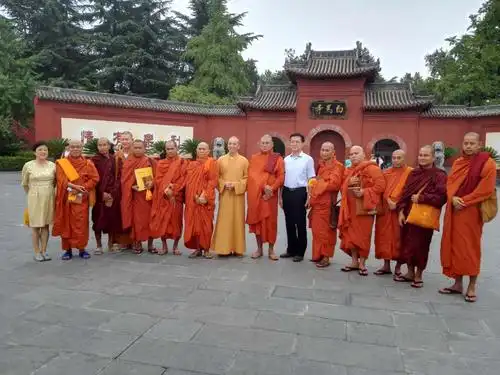 参加座谈会的还有洛阳市宗教局副局长陈建超,市外侨服务中心主任蒋