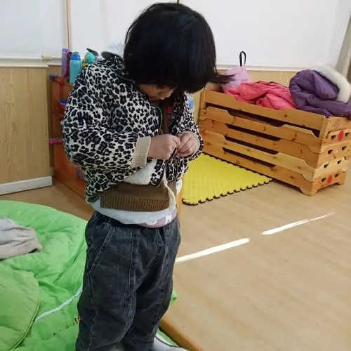 在幼儿园里你学会了自己穿衣服,自己整理着装,有必要的时候你也会找