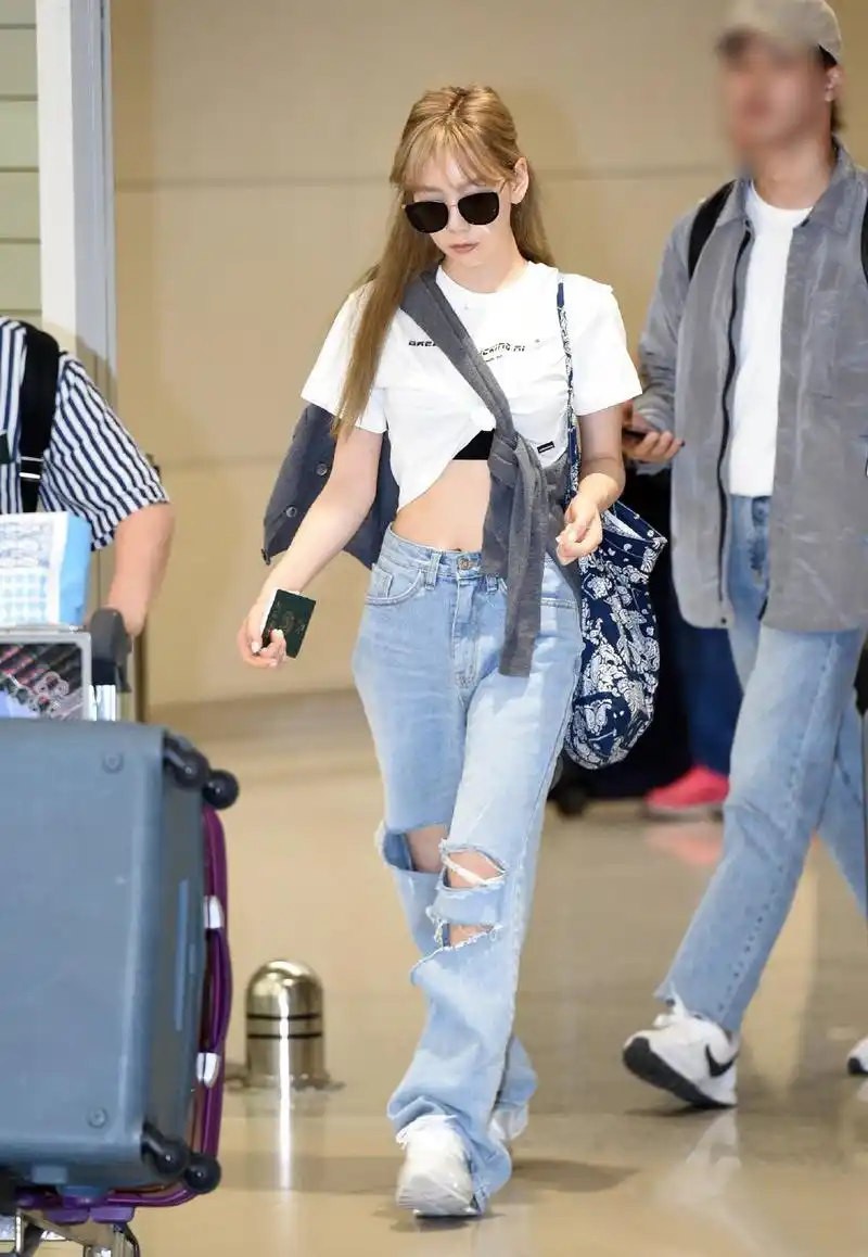 金泰妍现身机场,露脐t恤秀腹肌美,158cm身高走出168cm的气场!