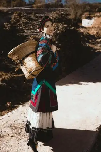 身穿彝族服饰的这一对年轻人美得不要不要的简直羡煞旁人