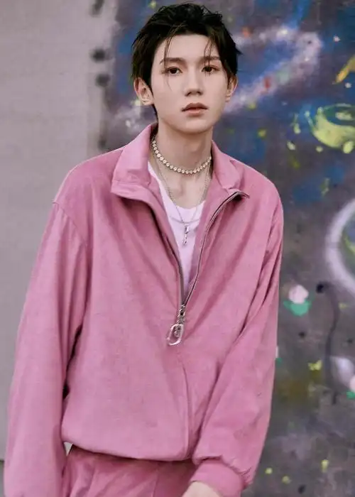 王源穿粉色运动装扎小辫青春又帅气