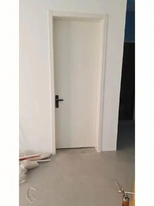 象牙白颜色木门安装结束   性价比高   适合工装   出租房
