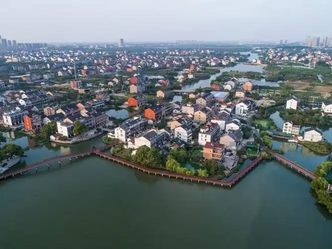 空中俯瞰杭州市余杭区塘栖古镇丁山湖边的水上栈道和丁河村(2019年8月