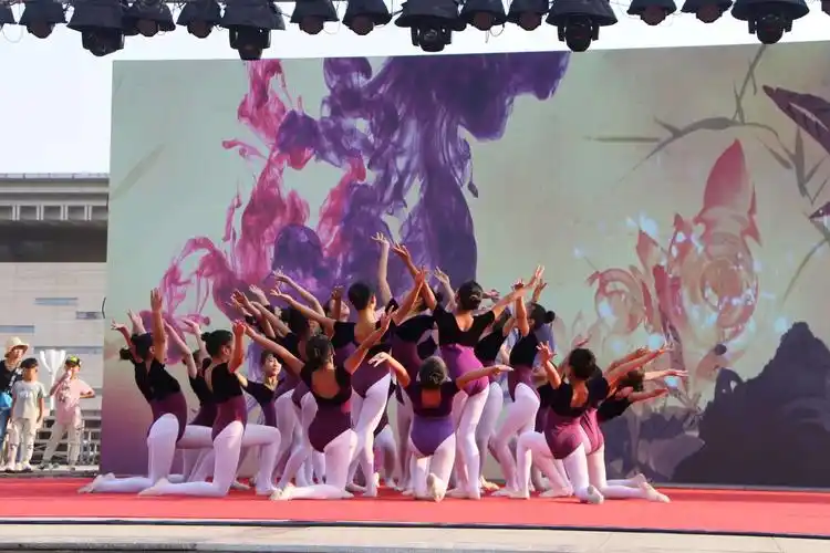 美之灵舞蹈千人基本功展演圆满成功