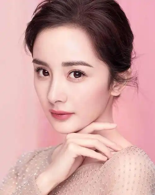 女人脸上有这4个特征,是标准的"逆龄感"美女,变老了也很耐看