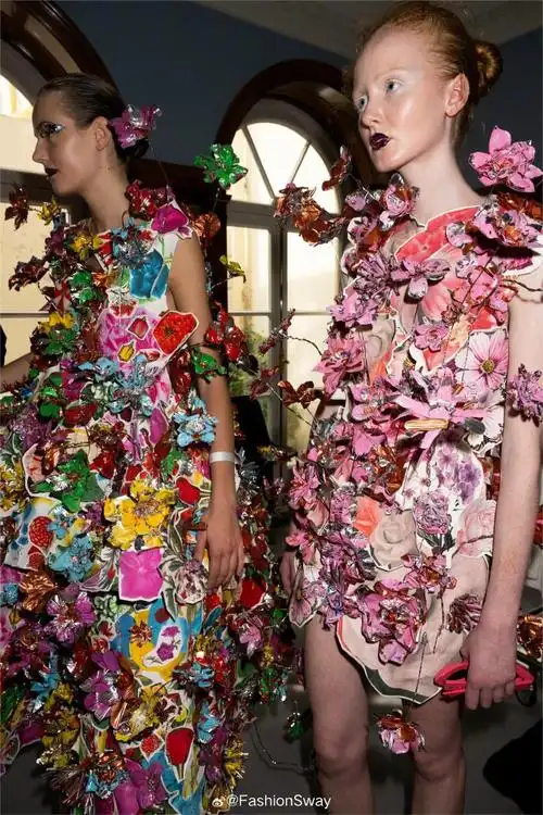 拼贴裙装,绚烂童趣的色彩搭配如贴纸一样的花朵,浪漫又富有巧思创意