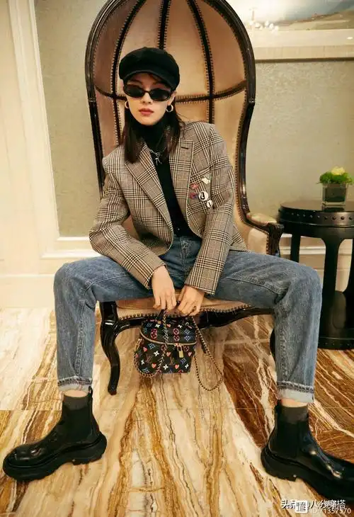 钟楚曦的时尚感不容忽视,格纹西装配牛仔裤随性利落,干练霸气