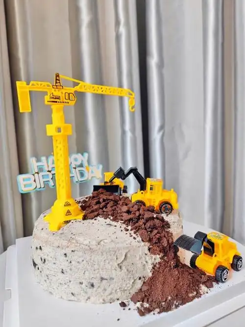 家有甜小妞儿做的工程车生日蛋糕