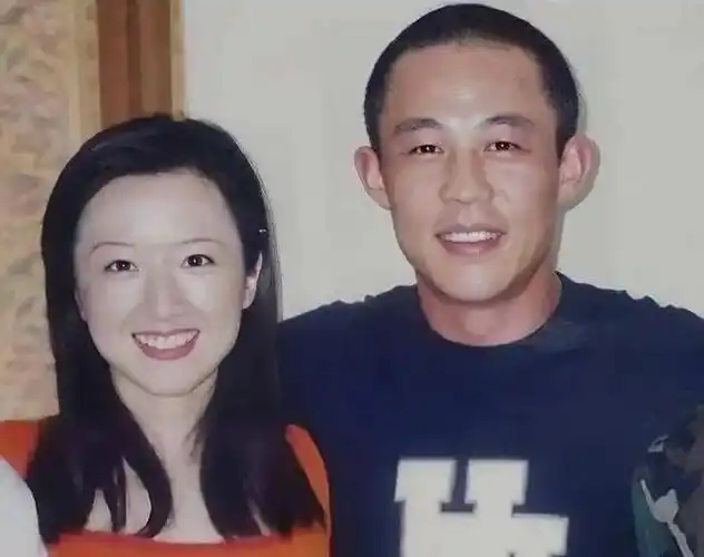 而侯勇还是一名默默无闻的小透明,尽管他一无所有,但沈蓉却不介意.