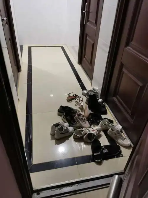 邻居在楼道摆鞋柜,每天又窄又臭,一脚踢翻鞋柜后,邻居不敢再犯