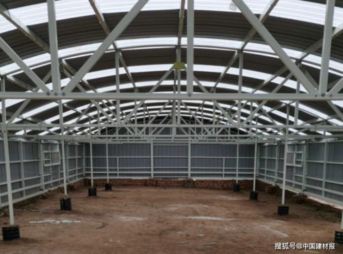 郜东河说:"在草原上,由于缺水,缺电,建设土木结构的羊舍,牛舍等是很