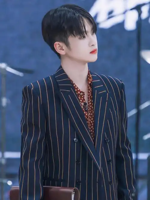 "我们从来没有错过自己,离蜕变也只差一步之遥"自修|壁纸|定妆照|周震