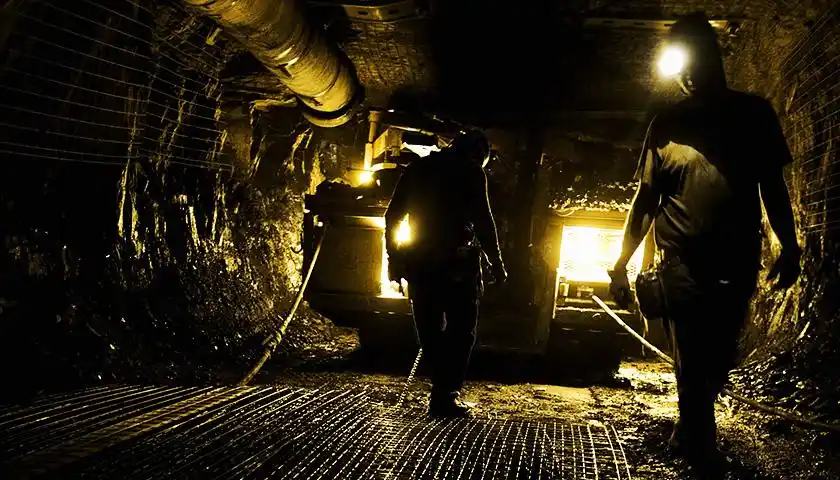 【封面新闻】陕北矿工群像:那个在井下被砸瘫的挖煤人