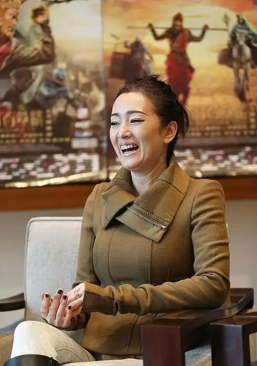 52岁国际影后巩俐现状与70岁男友一起逛街真接地气