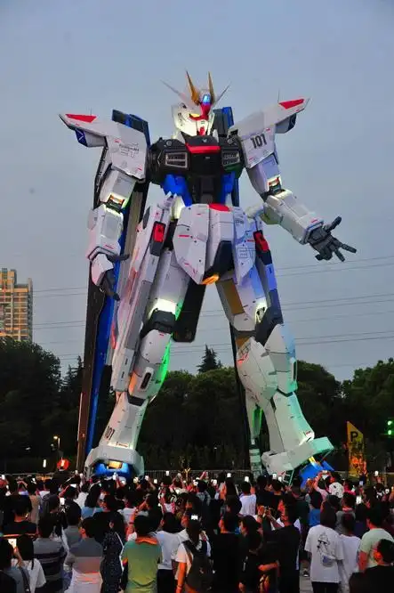 上海:巨型高达上演机械秀