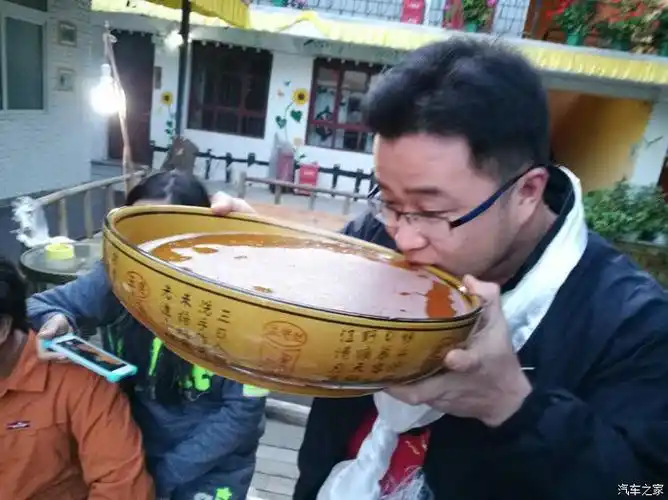 江湖中人喝酒,一定是用盆的.