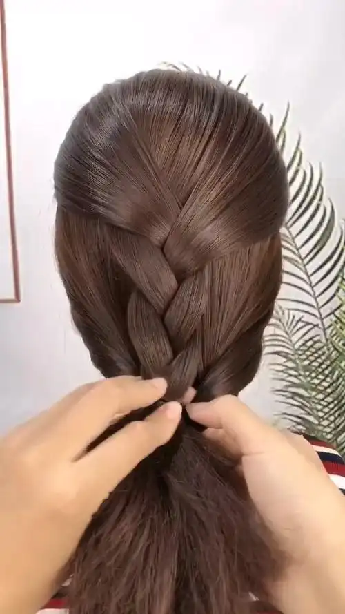 三股辫也能编出好看发型.