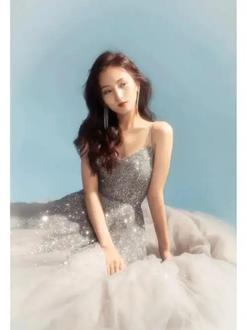 美女演员牛欣欣