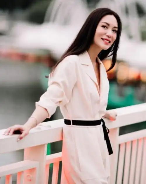 制服中存在的束腰设计可是很简单就将郭妃丽那优越的无赘肉身材给展现