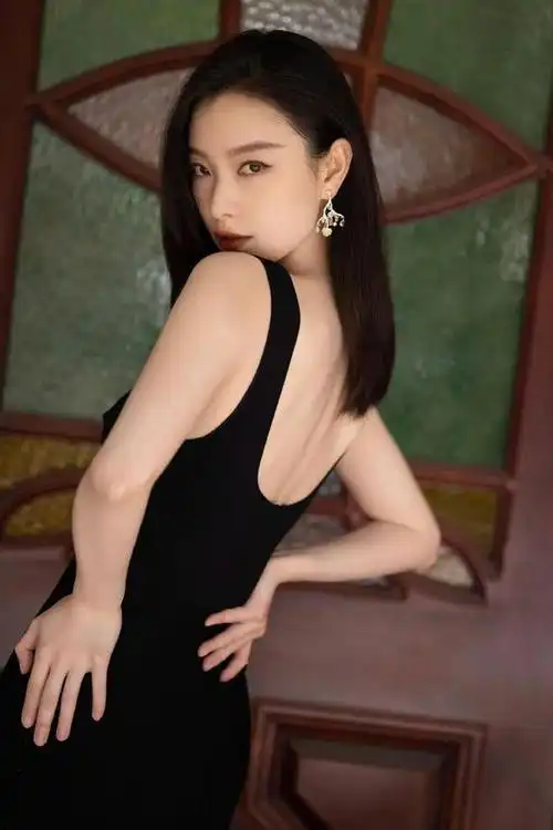 倪妮黑色鱼尾长裙大秀事业线!雪肤玉貌魔鬼身材性感火辣