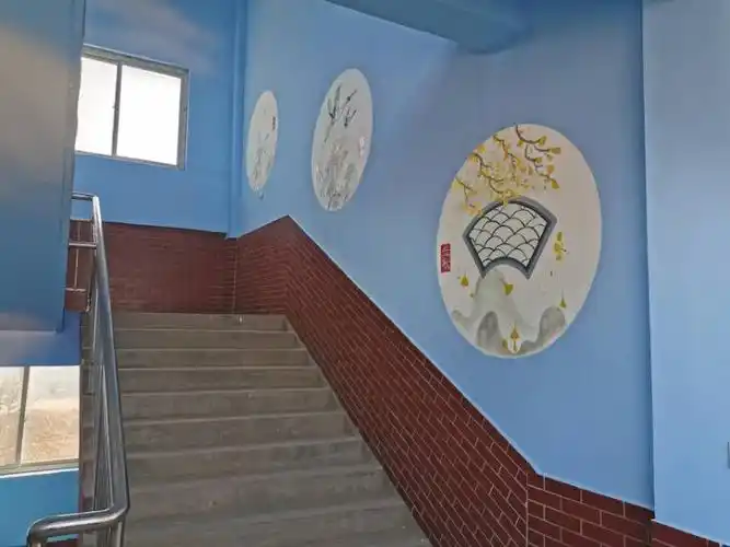 学校楼道文化下了一番功夫.