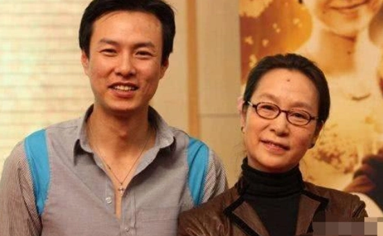 65岁奚美娟全家照曝光!儿子长得十分帅气,颇有父亲年轻时的风范