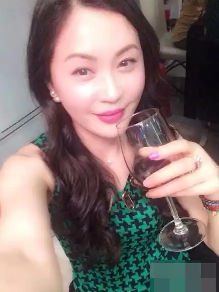 近日,第三季《中国好声音》人气美女学员陈冰在微博上传了一组妈妈