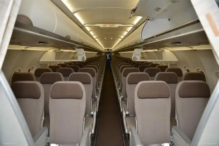 东航这架a320neo飞机相比老款的a320-214型飞机,增加了18个座位的超级
